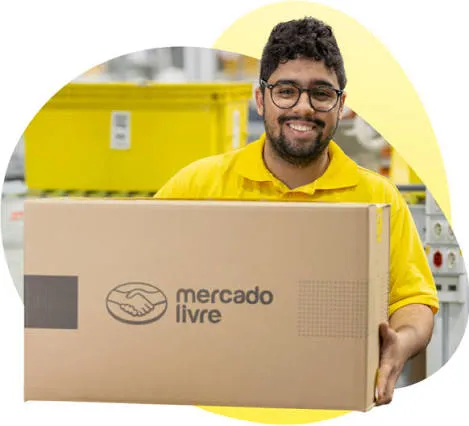 Entregador segurando caixa